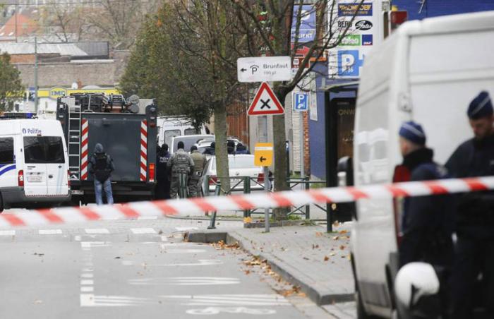  Agentes de la policía antidisturbios permanecen en guardia en el distrito Molenbeek, en Bruselas, Bélgica.(Foto: EFE)