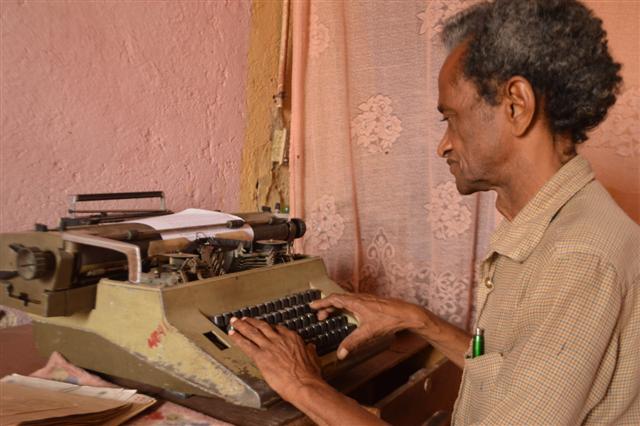 Si bien acude a su máquina de escribir, Zamora prefiere el ejercicio a mano.