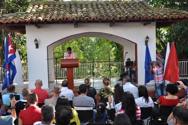 Con la égida de la razón salgamos todos los días con la adarga de la verdad, reclamó Elsa a sus colegas.