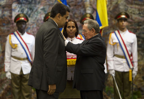 El Presidente Nicolás Maduro recibe la más alta condecoración del gobierno Cubano, la Orden Nacional José Martí, de manos del Presidente Raúl Castro. (Foto: Ismael Francisco/ Cubadebate)