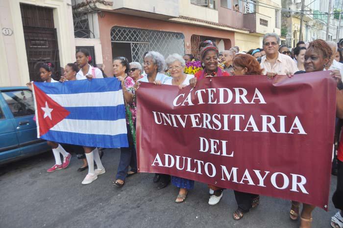 De manera natural, los abuelos comparten su vida y vivencias con los niños, adolescentes y jóvenes.