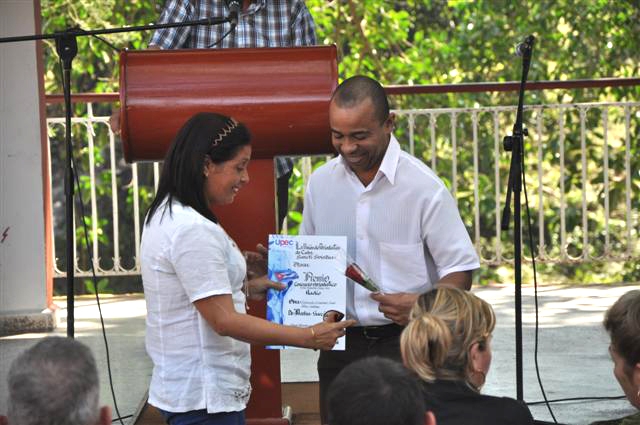Arelys García Acosta, de Radio Sancti Spíritus recibió el Premio provincial por la obra del año Honorio Muñoz. (Foto: Vicente Brito/ Escambray)
