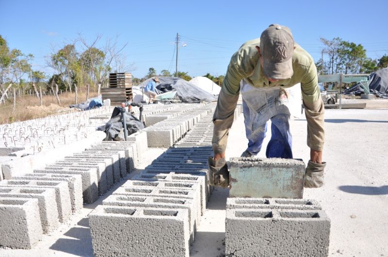 Los bloques fabricados por los trabajadores contratados tienen buena calidad. (Foto: Vicente Brito/ Escambray)