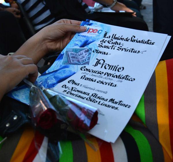 Premios a ganadores del concurso provincial de periodismo "José Camellón López", entregados en la actividad central por el día de la prensa cubana, en Sancti Spíritus, Cuba, el 10 de Marzo de 2016. ACN FOTO/ Oscar ALFONSO SOSA/ rrcc