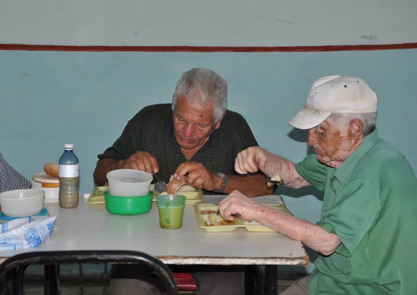 sancti spiritus, ancianos, sistema de atencion a la familia, comercio y gastronomia, subsidios