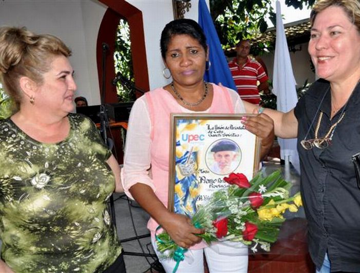 Elsa Ramos recibió el Premio provincial por la obra de la vida Tomás Álvarez de los Ríos 2016. (Foto: Vicente Brito/ Escambray)