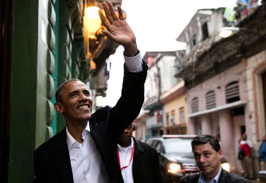 Obama saluda a los cubanos en un recorrido por La Habana. (Foto: sitio de la Casa Blanca)