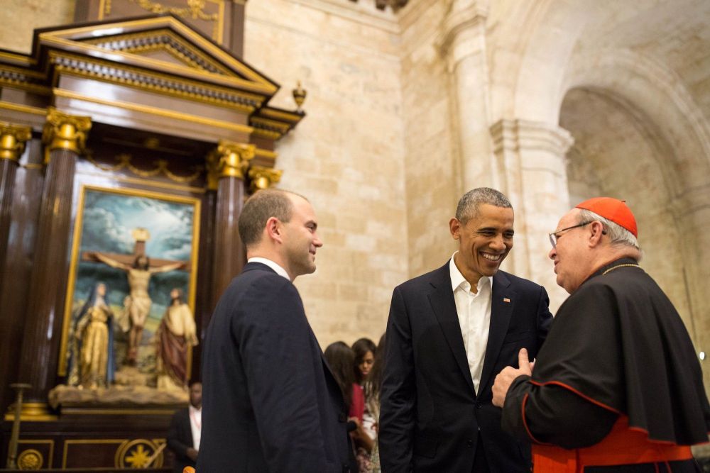 El presidente de estados Unidos en ameno intercambio con el Cardenal Jaime Ortega. (Foto: sitio de la Casa Blanca)