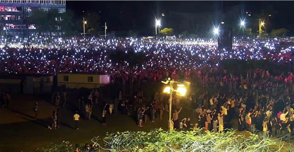 La hora de los conectados: miles de personas prendieron las luces de móviles para acompañar a The Rolling Stones en el Concierto. (Foto: Cubadebate)