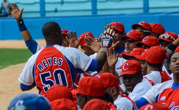 El cubano Rudy Reyes, después de conectar de jonrón, en el partido amistoso de béisbol entre la selección de Cuba y el equipo Tampa Bay Rays, de las Grandes Ligas de Estados Unidos (MLB por sus siglas en inglés), en el Estadio Latinoamericano, en La Habana, Cuba, el 22 de marzo de 2016. ACN FOTO/Marcelino VÁZQUEZ HERNÁNDEZ/ogm