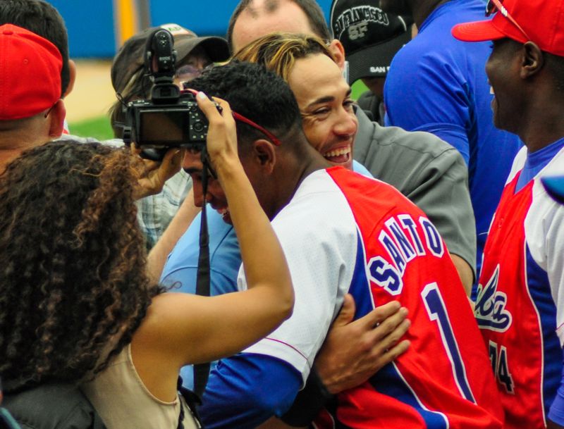 El equipo de Cuba y Tampa Bay Rays, de las Grandes Ligas de Estados Unidos (MLB por sus siglas en inglés), se saludan al termino del partido amistoso, en el Estadio Latinoamericano, en La Habana, Cuba, el 22 de marzo de 2016. ACN FOTO/Marcelino VÁZQUEZ HERNÁNDEZ/ogm