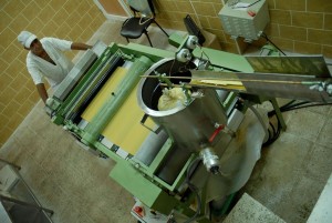 Cada paso del proceso de beneficio de la miel se controla exhaustivamente. (Foto Montos) sancti spiritus, cuba, planta de beneficio de la miel, lucha antidrogas, aduana general de la republica