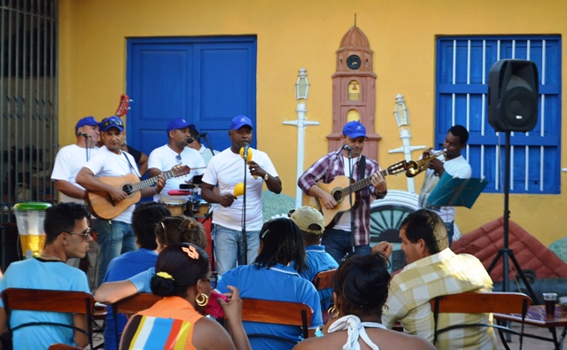 La Parranda de Manacanabo amenizó la velada con piezas del repertorio campesino cubano. (foto: Carlos Luis Sotolongo Puig)