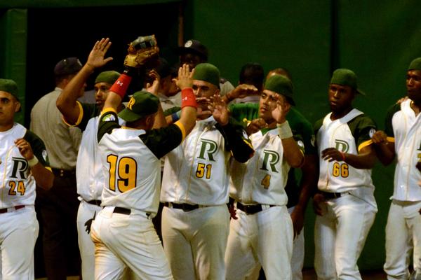 El equipo pinareño celebra la victoria. (Foto ACN)