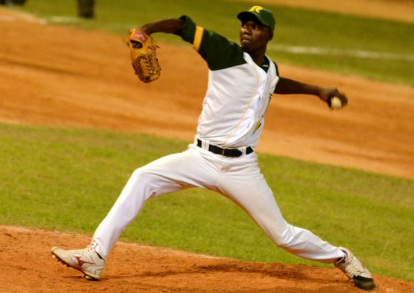 El zurdo Livan Moinelo volvió a preserevar el triunfo de los pinareños. (Foto ACN)