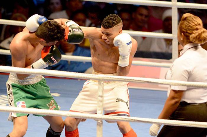  Yosvany Veitía (derecha) certificó con su éxito la clasificación de Cuba a semifinales. (Foto: Ricardo López Hevia/Granma) 