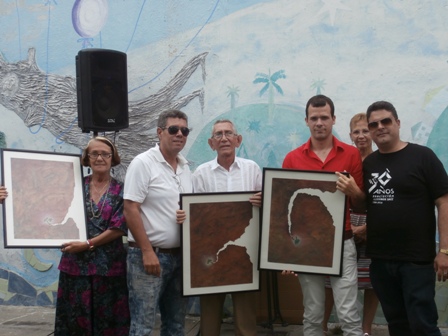 Los premiados del concurso recibieron sus reconocimientos de mano de Marco Antonio Calderón, presidente del Comité provincial de la Uneac, en Sancti Spíritus y Yanset Fraga, vicepresidente de la AHS. (Fotos Lisandra Gómez Guerra)