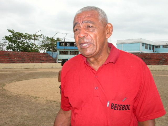 Catalino siguió aportando por años al béisbol y al softbol. (Foto: Vicente Brito/ Escambray)