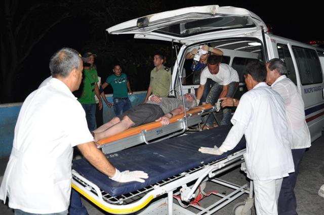 Los heridos están siendo atendidos en el Hospital Universitario General Camilo Cienfuegos. (Foto: Vicente Brito/ Escambray)