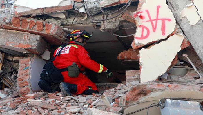 Expertos de nueve naciones trabajan en Ecuador para hallar más sobrevivientes entre los escombros. (Foto EFE)