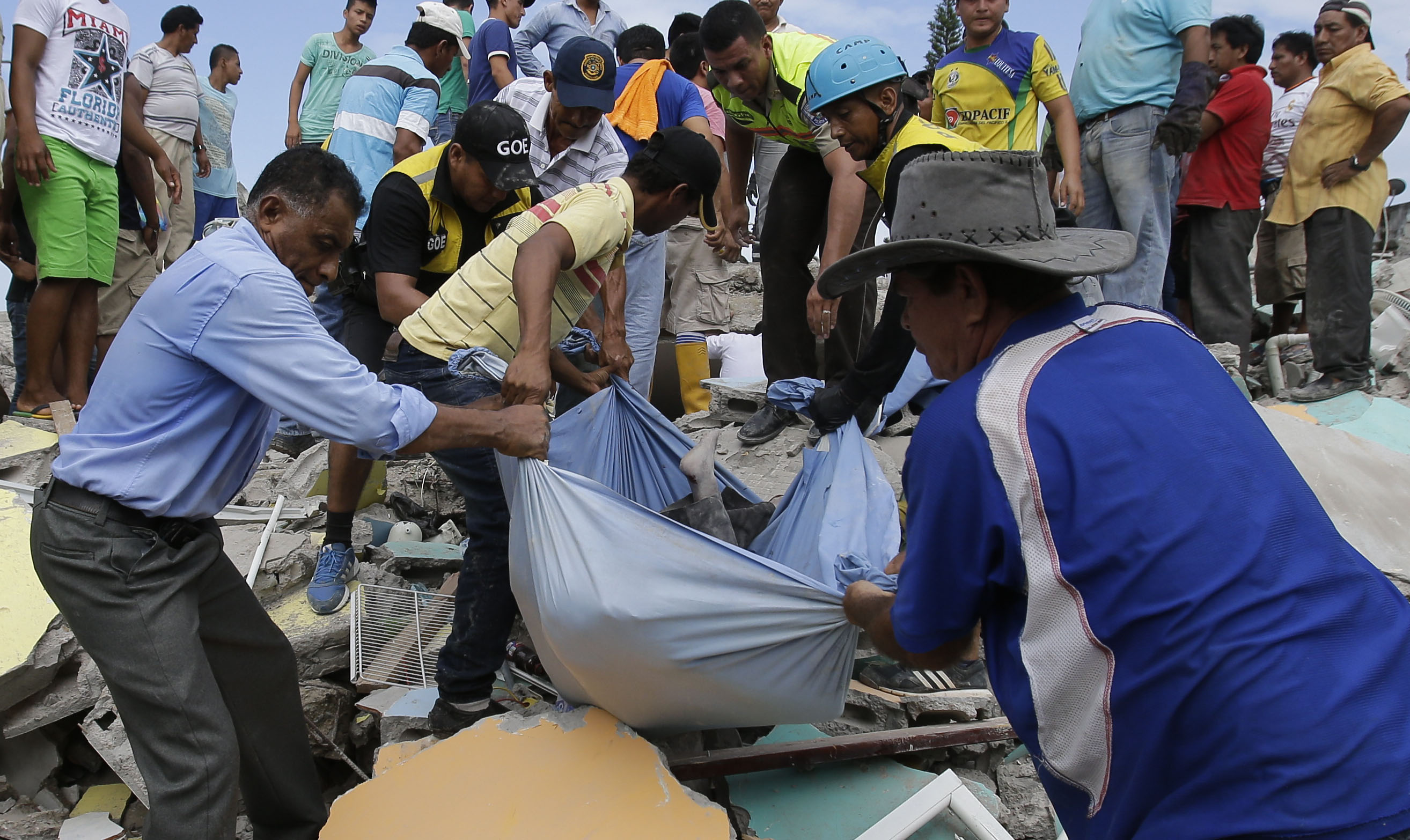 Un saldo preliminar de 413 muertos y más de dos mil heridos se reporta hasta este lunes.