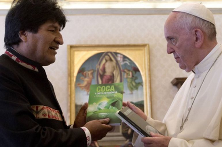 El papa Francisco y Evo Morales, presidente de Bolivia, se reunieron este viernes en el Vaticano. (Foto: AP)