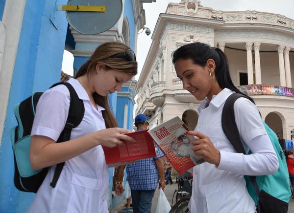 La XXV Feria del Libro en Sancti Spíritus pone a consideración del público unos 950 títulos. (Foto Oscar Alfonso/ACN)