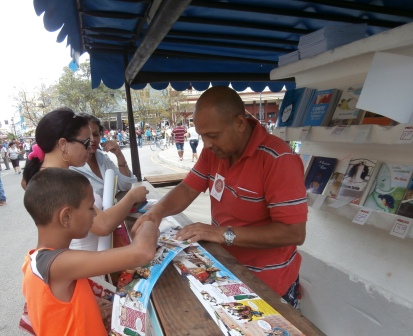 Hasta el último momento de las ventas, la literatura infantil fue la más buscada. (Fotos: Lisandra Gómez)