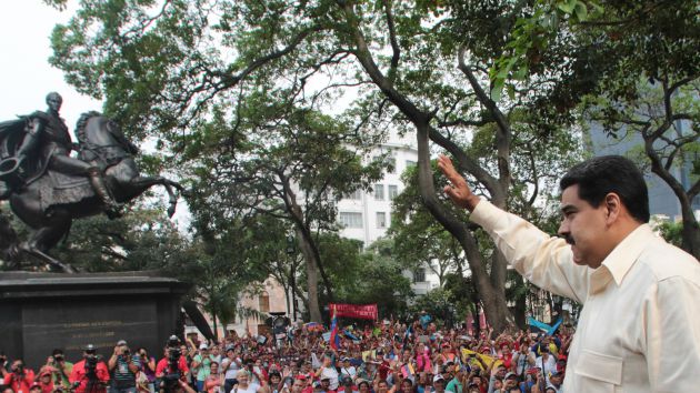 En la Plaza Bolívar de Caracas Maduro reiteró que la materia económica debe ser uno de los temas principales. (Foto AVN)