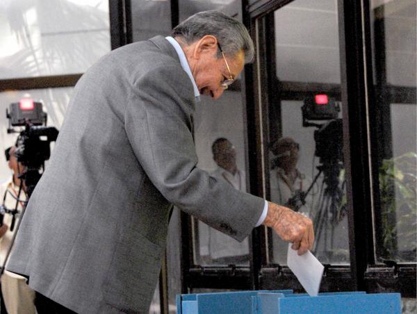 "Primero voy a votar por la del jefe y después la mía", dijo Raúl. (Foto ACN)