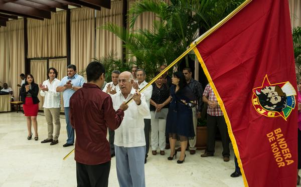 Machado Ventura entregó la Bandera de Honor de la UJC a diez colectivos destacados del país, entre los que figuró el BPA de Sancti Spíritus. (Foto ACN)