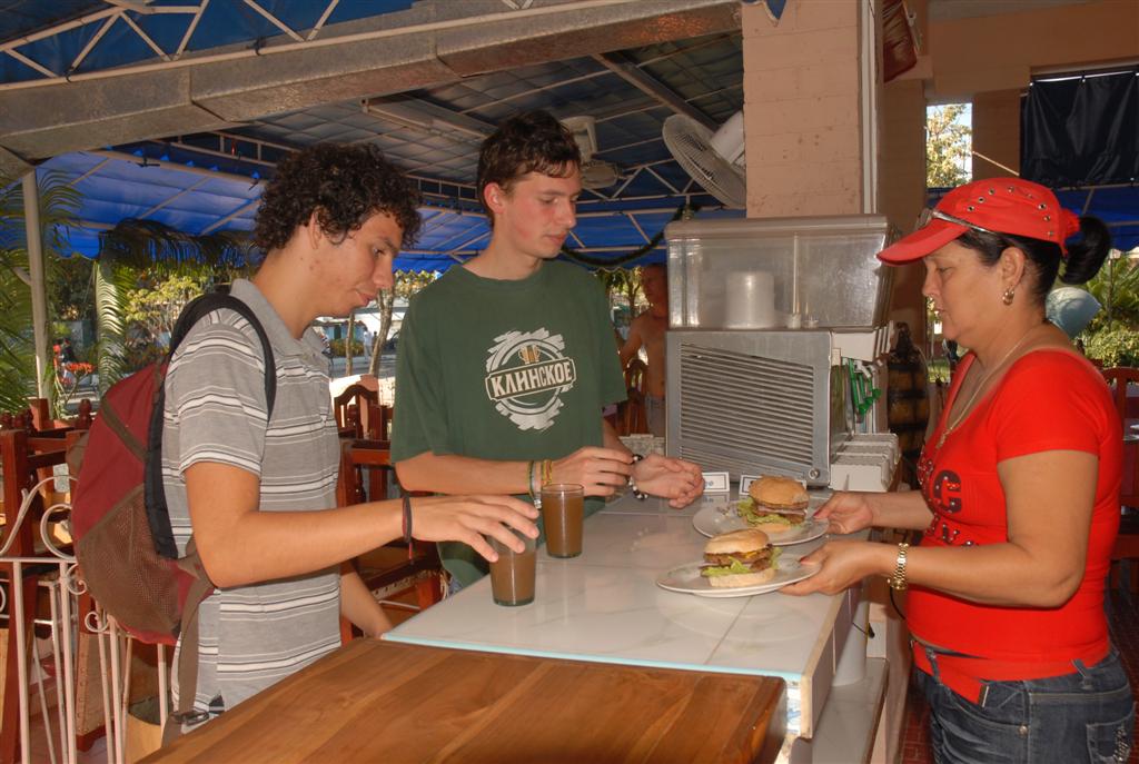 La elaboración y venta de alimentosa se mantiene entre las actividades más representadas. (Foto Vicente brito/Escambray) 