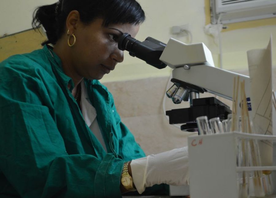 Las técnicas analizan más de centenar de muestras por día. (Foto: Carlos Luis Sotolongo/ Escambray)