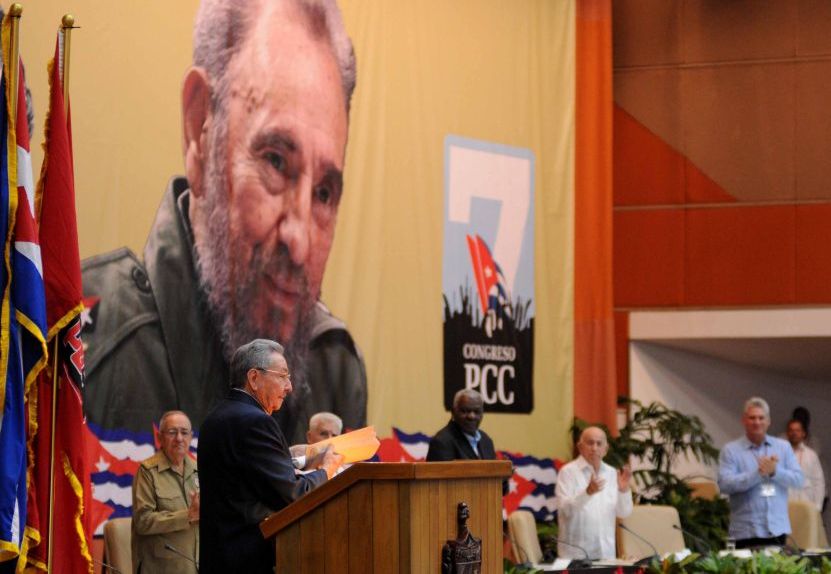 Raúl Castro dio lectura al Informe Central del Séptimo Congreso del PCC. (Foto: ACN)