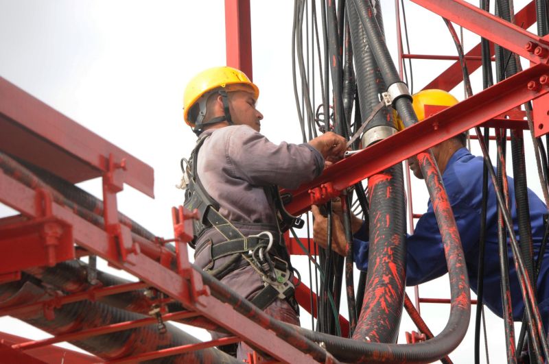 En el centro transmisor de la señal de televisión de San Isidro acaba de comenzar la construcción de una nueva nave. (Foto; Vicente Brito/Escambray)