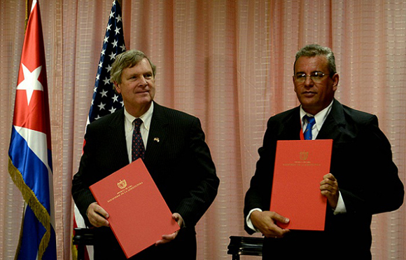 Gustavo Rodríguez Rollero (derecha) junto a Thomas Vilsack, tras firmar un memorando de entendimiento en La Habana, el pasado 21 de marzo. (Foto: Agencia Cubana de Noticias Archivo)