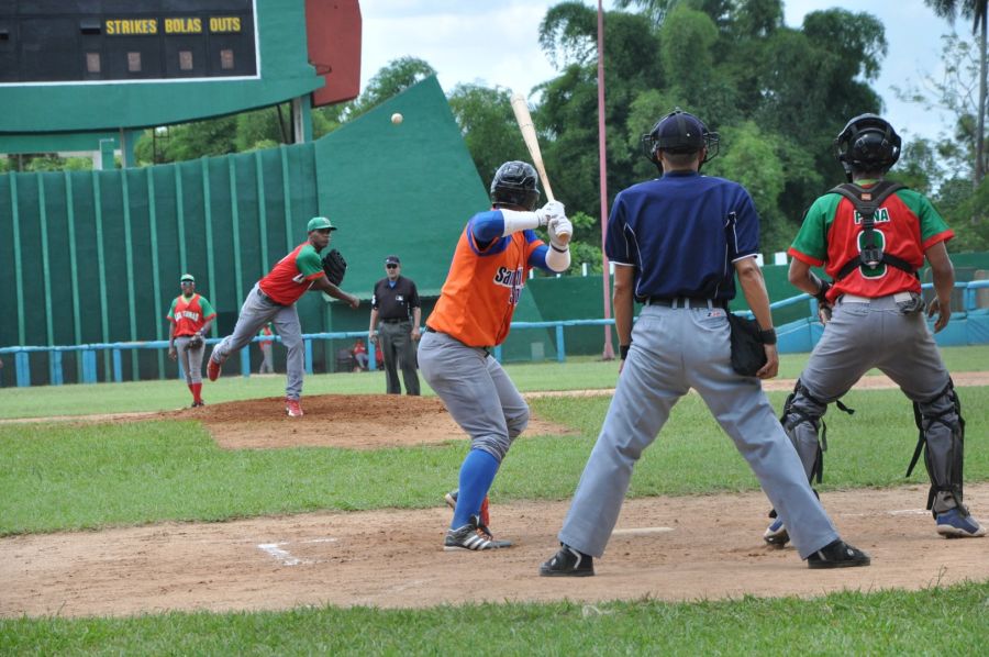 Sancti Spíritus inició ante Las Tunas su incursión el tercer campeonato cubano de béisbol para menores de 23 años.