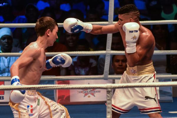 Combate en los 52 Kg, entre Yosbany Veitía (D), de los Domadores de Cuba y Abrorjon Kodirov de los Tigres de Uzbekistán. (Foto: ACN)