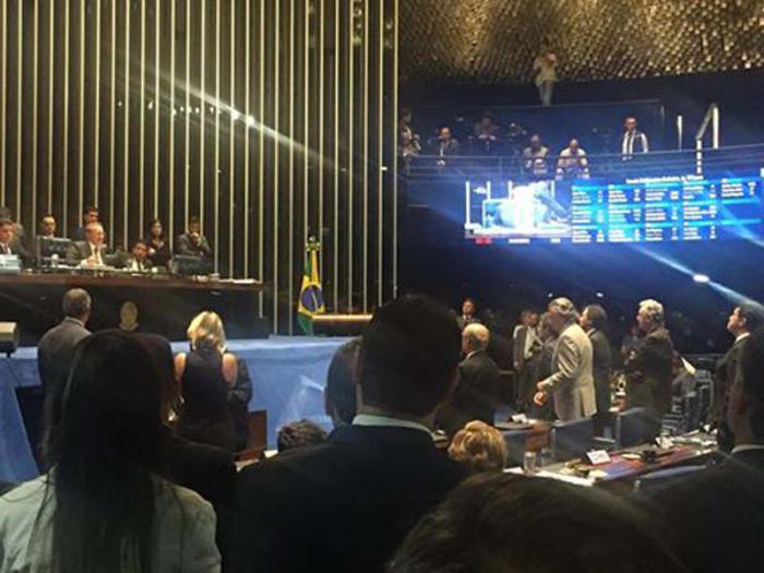 La comisión especial del Senado Federal brasileño aprobó la admisión del pedido de juicio político contra la presidenta Dilma Rousseff.