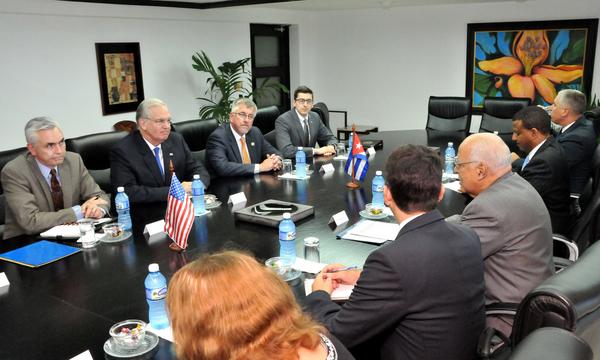 El vicepresidente del Consejo de Ministros de Cuba Ricardo Cabrisas, recibió al gobernador del estado de Missouri Jay Nixon. (Foto Granma)