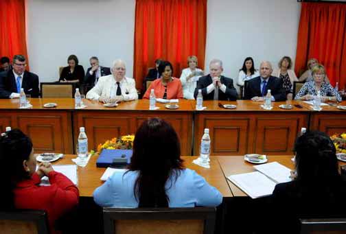 Delegación de la Conferencia de Alcaldes de Estados Unidos durante un encuentro con Diputados al parlamento cubano, presidentes de gobierno municipal y provincial, y directivos de diferentes organismos. (Foto ACN)