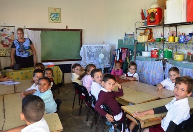A los maestros les toca enseñar e insistir en el cuidado de la propiedad social. (Foto: Carlos Luis Sotolongo/ Escambray)