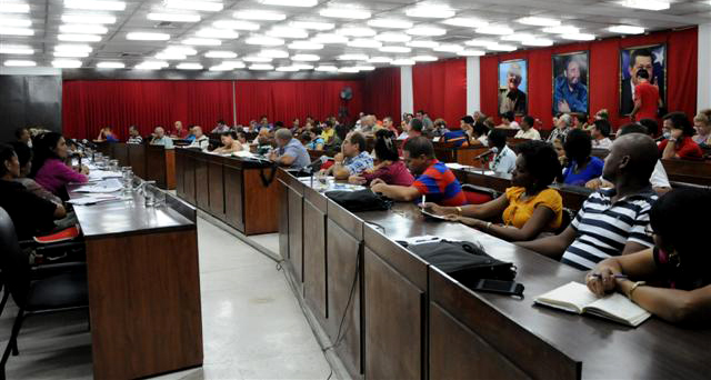 El Pleno del Comité Provincial del PCC analizó los indicadores de eficiencia y los problemas de carácter subjetivo que atentan contra un mayor desarrollo entodas las esferas. (Fotos: Vicente Brito /Escambray)