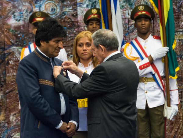 Raúl Castro impuso a Evo Morales la Orden José Martí. (Foto: ACN)
