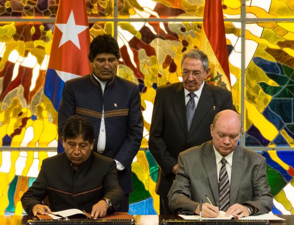 Raúl y Evo asistieron a la firma de un convenio marco de cooperación bilateral. (Foto: ACN)