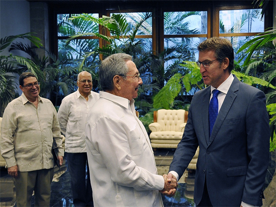 Durante el cordial encuentro, Raúl y Núñez Feijoó intercambiaron acerca de los históricos lazos de amistad que existen entre Galicia y Cuba. (Foto: Estudios Revolución)