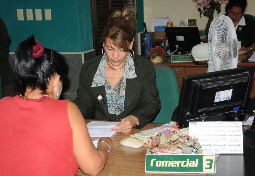 La mayoría de los espirituanos saldan puntualmente el pago de los préstamos recibidos en el Banco. (Foto: Vicente Brito/Escambray)   