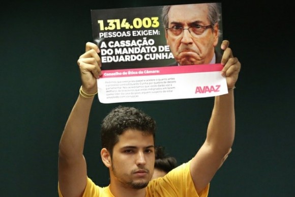 Un manifestante enarbola un letrero en el que se lee “un millón 314 mil 3 personas necesitan la anulación del mandato de Eduardo Cunha”. (Foto: Ap)