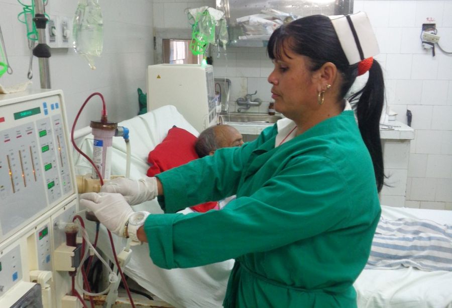 Cada semana decenas de pacientes acuden al tratamiento de hemodiálisis en la provincia. (Foto: Elisdany López Ceballos)