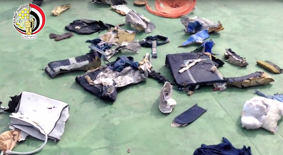 Restos del avión tomado de un video de las autoridades egipcias. (Foto: Egyptian Armed Forces via AP)